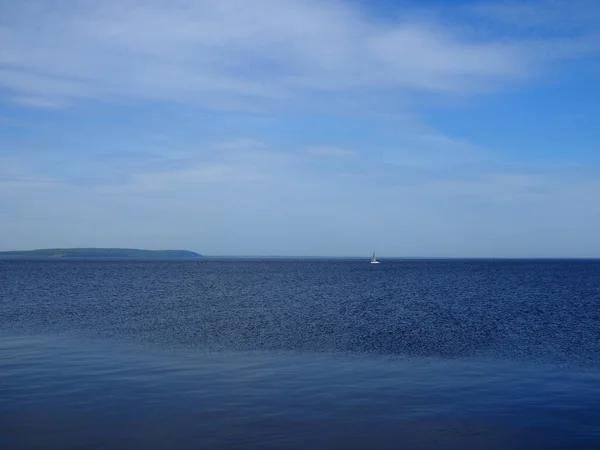 Vuoto Blue Ocean Blue Sky Lontananza Una Barca Vela Bianca — Foto Stock