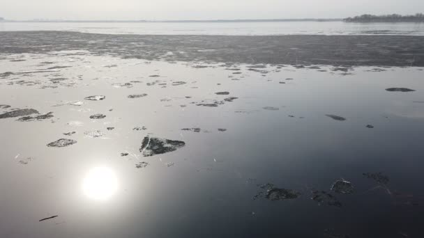 氷の表面に流れる溶融 川に氷のドリフト 地球温暖化 — ストック動画