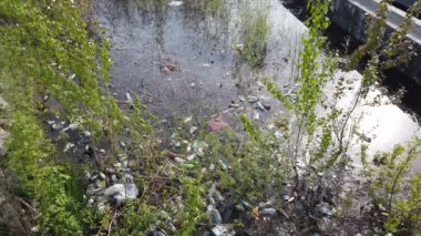 Nehrin arka sularında plastik ve çöp var.