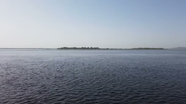 Paysage Avec Vue Sur Une Large Rivière Une Île Couverte — Video