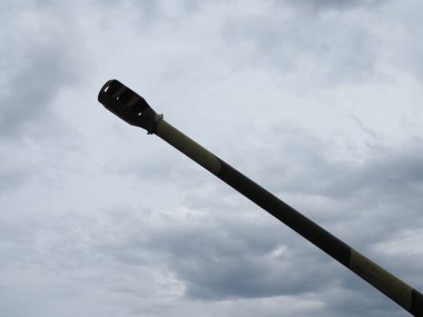 Bulutlu gökyüzünün arka planında deponun namlusu, kapat.