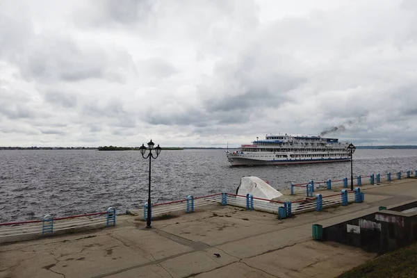 ロシア サラトフ 2021年6月5日 サラトフ市の桟橋でクルーズ船外科医Razumoskyクローズアップ — ストック写真