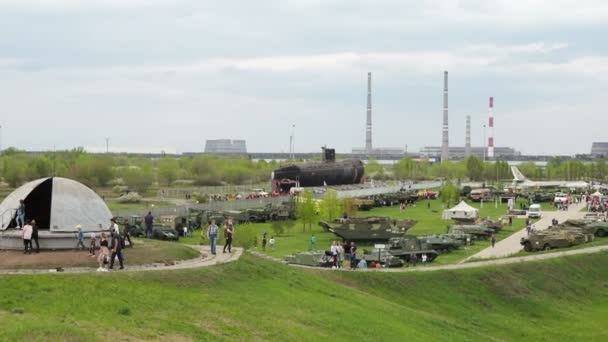 Tolyatti,ロシア- 2021年5月:ロシア。軍事技術博物館。K. G. Sakharov. — ストック動画