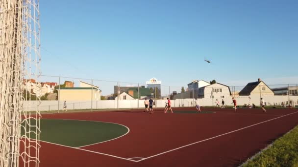Saratov, RUSSIA - giugno, 2021: gruppo di persone gioca a calcio in un pomeriggio d'estate al tramonto in città — Video Stock