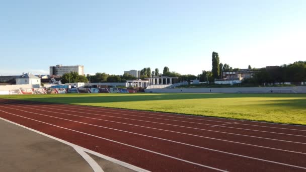 Saratov, RUSSIA - Maggio, 2021: campo da calcio con pista di corsa la sera, la gente fa sport. — Video Stock