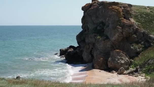 Kopec skal na pobřeží za slunečného dne — Stock video