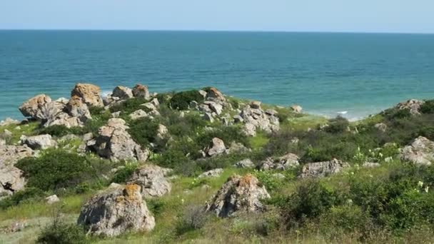 Colinas rochosas e a praia em um dia ensolarado de verão — Vídeo de Stock