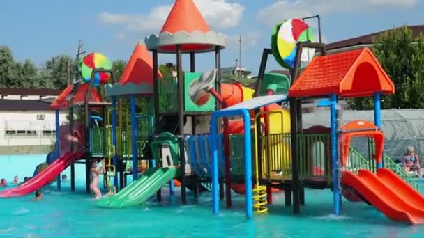 Julho de 2020, região de Kerch, Rússia: Parque aquático das crianças no resort — Vídeo de Stock