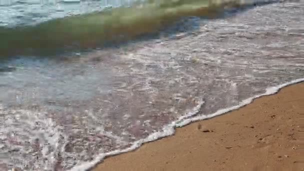 Feche o ângulo superior das ondas do mar limpo quebrando na praia arenosa — Vídeo de Stock