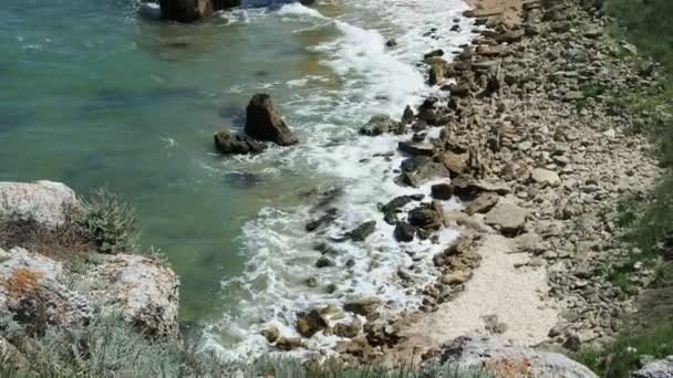 Colina Rocas Orilla Del Mar Día Soleado — Vídeo de stock