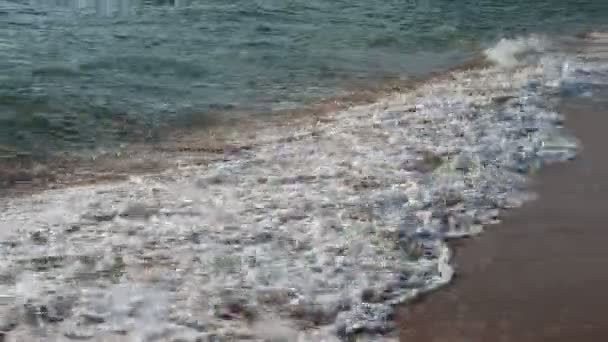 Primo Piano Onde Marine Pulite Che Infrangono Sulla Spiaggia Sabbiosa — Video Stock