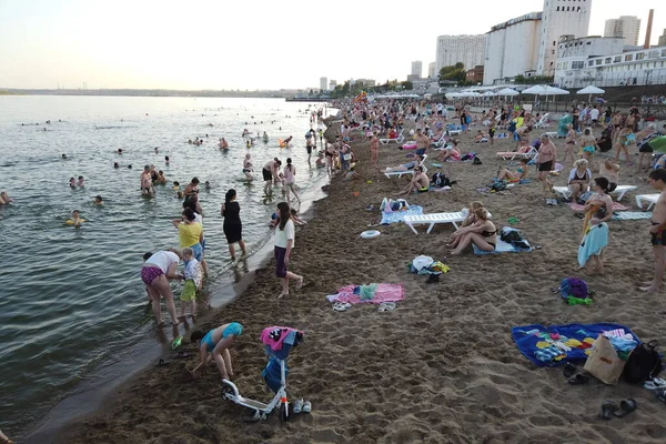 Saratov Rusia Julio 2021 Personas Playa Por Noche — Foto de Stock