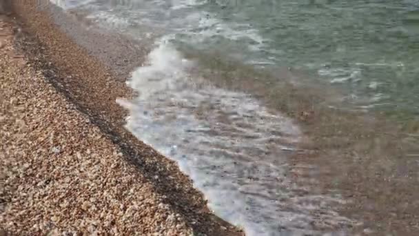 Κοντινό Πλάνο Των Καθαρών Θαλασσίων Κυμάτων Σπάσιμο Στην Αμμώδη Παραλία — Αρχείο Βίντεο