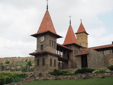 2021-05-07. - Rusya. Kamensk-Shakhtinsky, Rostov bölgesi. Kale şeklinde güzel binalar. ve antik binalar. LOGA Peyzaj Parkı bölgesi