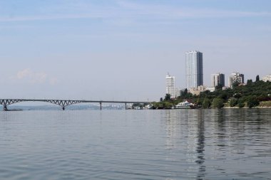 Saratov şehri ve Volga nehri üzerindeki köprü manzarası.