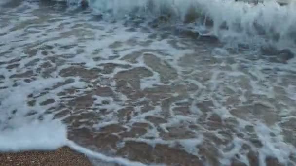 Закрытие Чистых Морских Волн Ломающихся Песчаном Пляже Закатом Восходом Солнца — стоковое видео