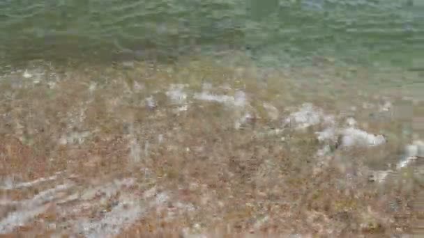 Primo Piano Onde Marine Pulite Che Infrangono Sulla Spiaggia Sabbiosa — Video Stock