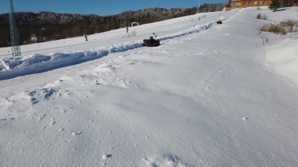 ロシアのクヴァリンスク、 2021年2月:スキーリフト上の雪チューブ子供 — ストック動画