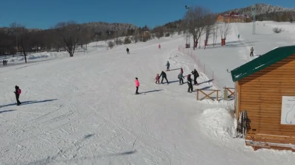 Хвалынск, Россия, - февраль 2021 года: тренировочный склон на горнолыжном курорте в солнечный морозный день — стоковое видео