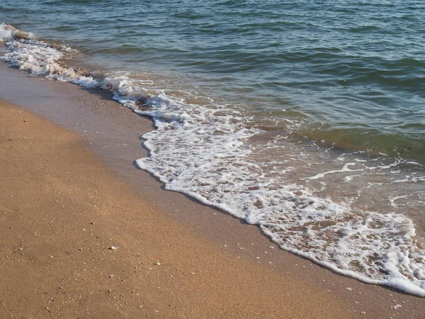 Morbida Onda Del Mare Sulla Spiaggia Sabbia — Foto Stock