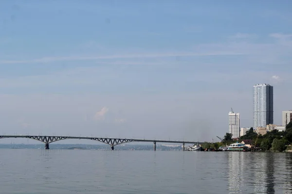 Rusia Puente Ciudad Saratov Río Volga — Foto de Stock