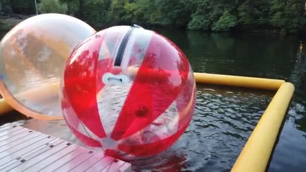 Russia Saratov Luglio 2021 Bambini Piccoli Palloncino Gonfiabile Divertirsi Acqua — Video Stock