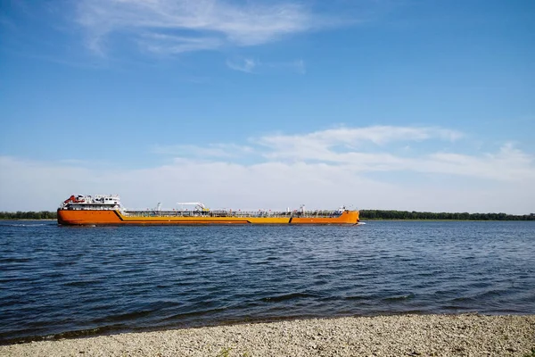 川に浮かぶ石油製品のタンクとのバージ — ストック写真