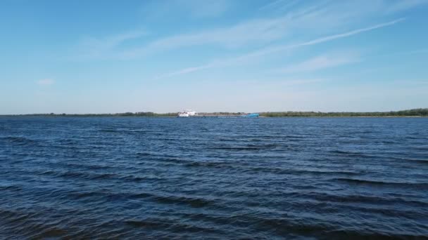 Buque Carga Fluvial Camión Cisterna Mueve Largo Del Río — Vídeos de Stock