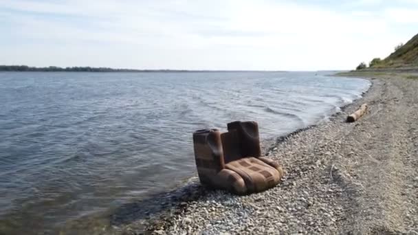 Eski Bir Sandalye Devrilmiş Kıyıya Vurmuş — Stok video