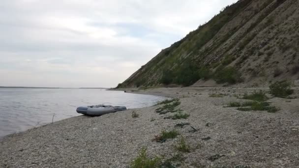 Rusia Saratov Agosto 2021 Barco Goma Está Amarrado Cerca Orilla — Vídeo de stock