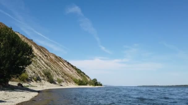 Літній Пейзаж Високою Скелястою Крутою Річкою Банк Сонячну Погоду — стокове відео