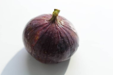 Beyaz arka plan üzerinde izole meyve olgun incir.