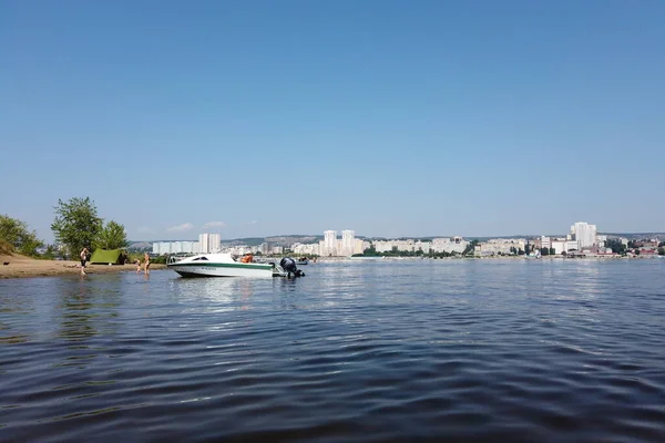 Saratow Russland August 2021 Menschen Kamen Mit Dem Boot Den — Stockfoto