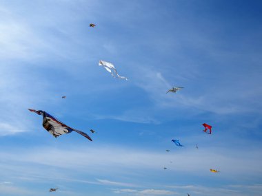 Bulutlu mavi gökyüzünde uçan uçurtmalar