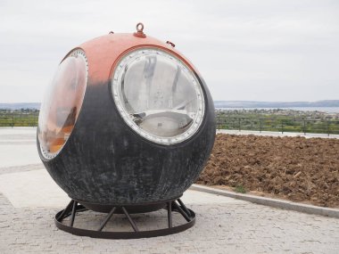 Saratov, Rusya - Eylül 2021: Uzay Fatihleri Parkı 'nda alçalan uzay aracı kapsülü