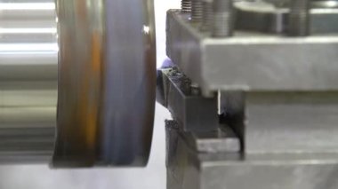 Torna makinesi, metal şaft parçalarını kesiyor. Makineyi döndürerek metal işleme süreci.
