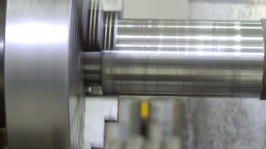 Torna makinesi, metal şaft parçalarını kesiyor. Makineyi döndürerek metal işleme süreci.