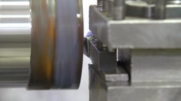 Der Betrieb der Drehmaschine, die die Teile der Metallwelle schneidet. Der Prozess der Metallbearbeitung durch Drehmaschine. — Stockvideo
