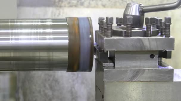 A operação da máquina de torno cortando as peças do eixo de metal. O processo de metalurgia por máquina de giro. — Vídeo de Stock