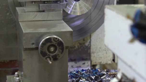 Der Betrieb der Drehmaschine, die die Teile der Metallwelle schneidet. Der Prozess der Metallbearbeitung durch Drehmaschine. — Stockvideo