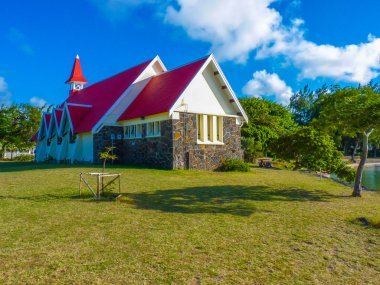 Kırmızı çatılı Kilisesi