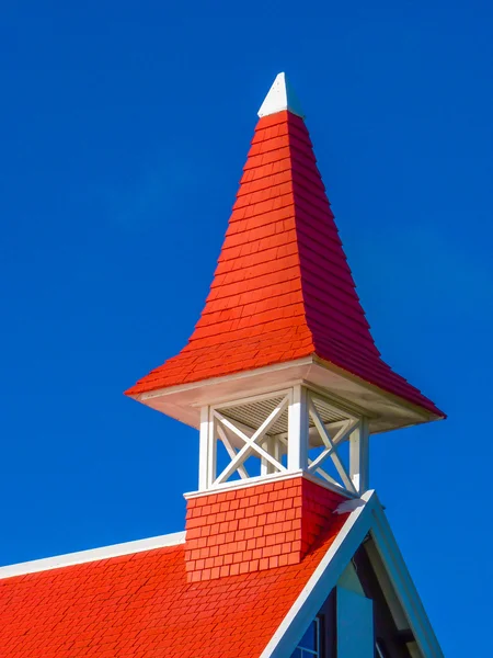 Röda takförsedd kyrka — Stockfoto