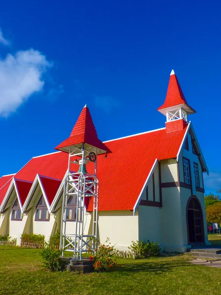 Červená zastřešený kostel — Stock fotografie