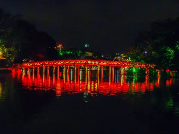 Hoan Kiem lago puente rojo — Foto de Stock