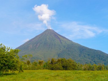 Arenal volcano national park clipart