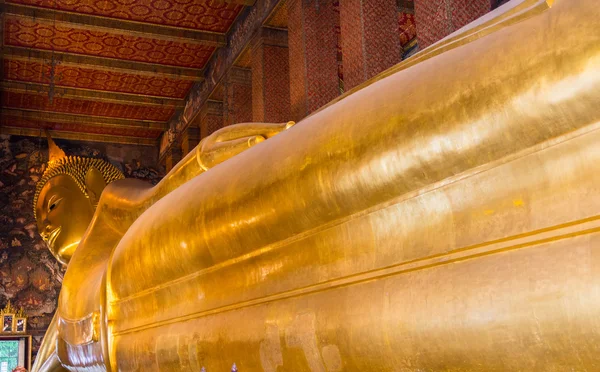 Liegende große Buddha-Goldstatue — Stockfoto