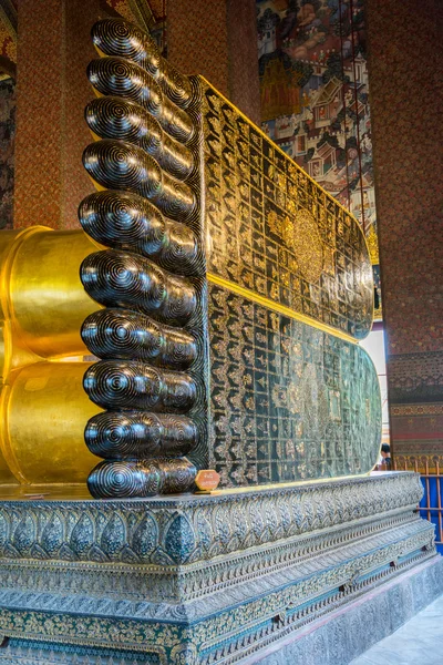 Grande statue en or de Bouddha inclinable — Photo
