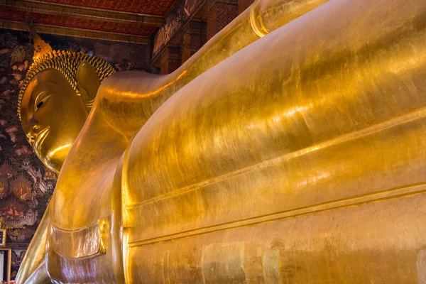 Reclinando grande estátua de ouro Buda — Fotografia de Stock