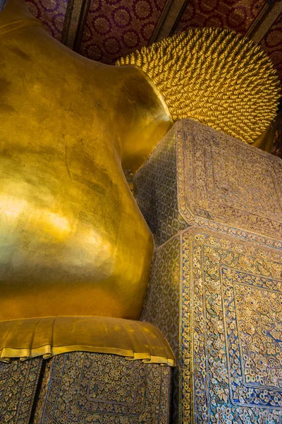 Statua reclinabile grande Buddha in oro — Foto Stock