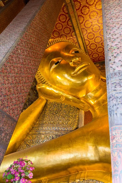 Liggande big Buddha guld statyn — Stockfoto